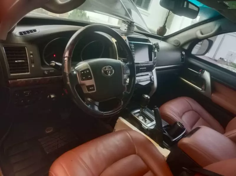 Toyota Land Cruiser V8   - 2014