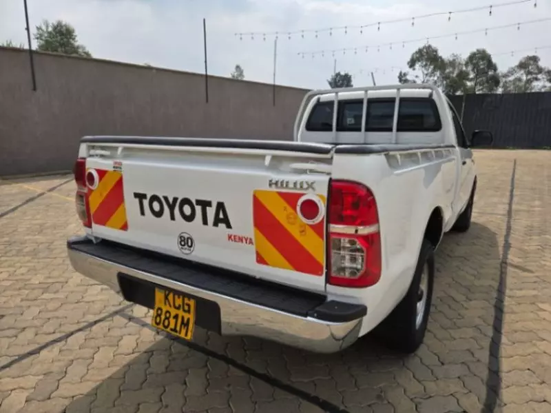 Toyota Hilux    - 2015