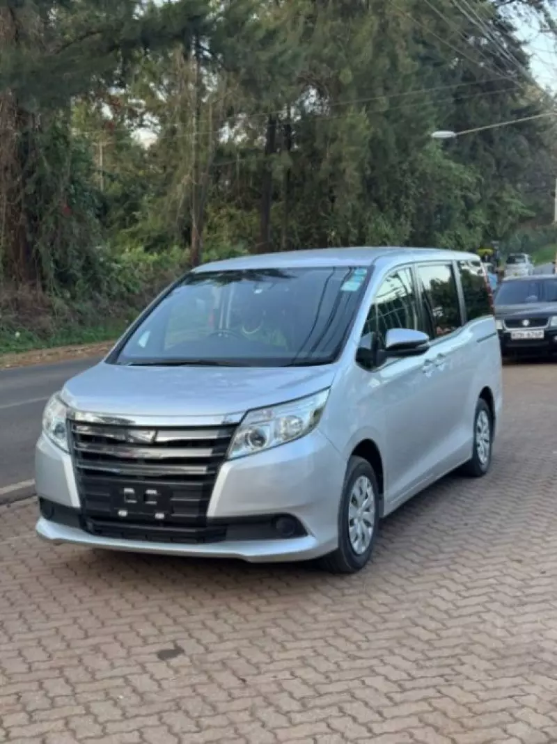 Toyota Noah   - 2017