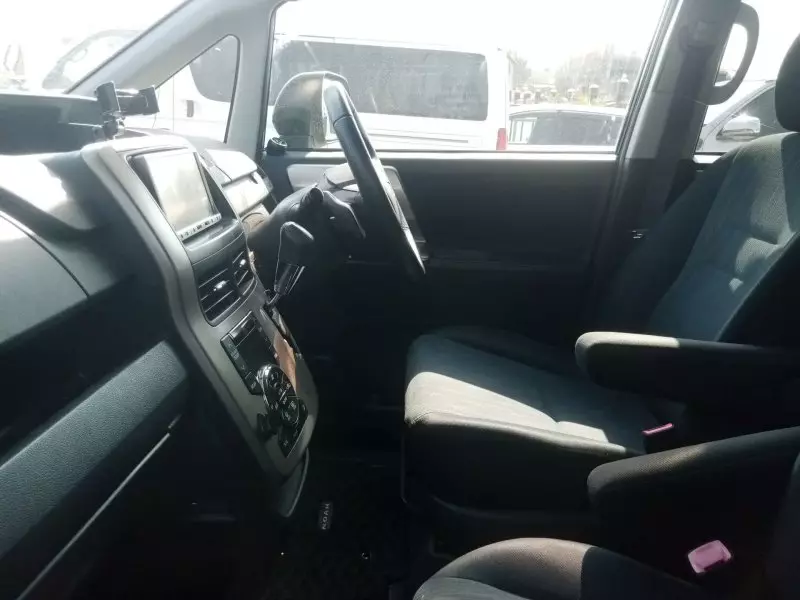 Toyota Noah   - 2012