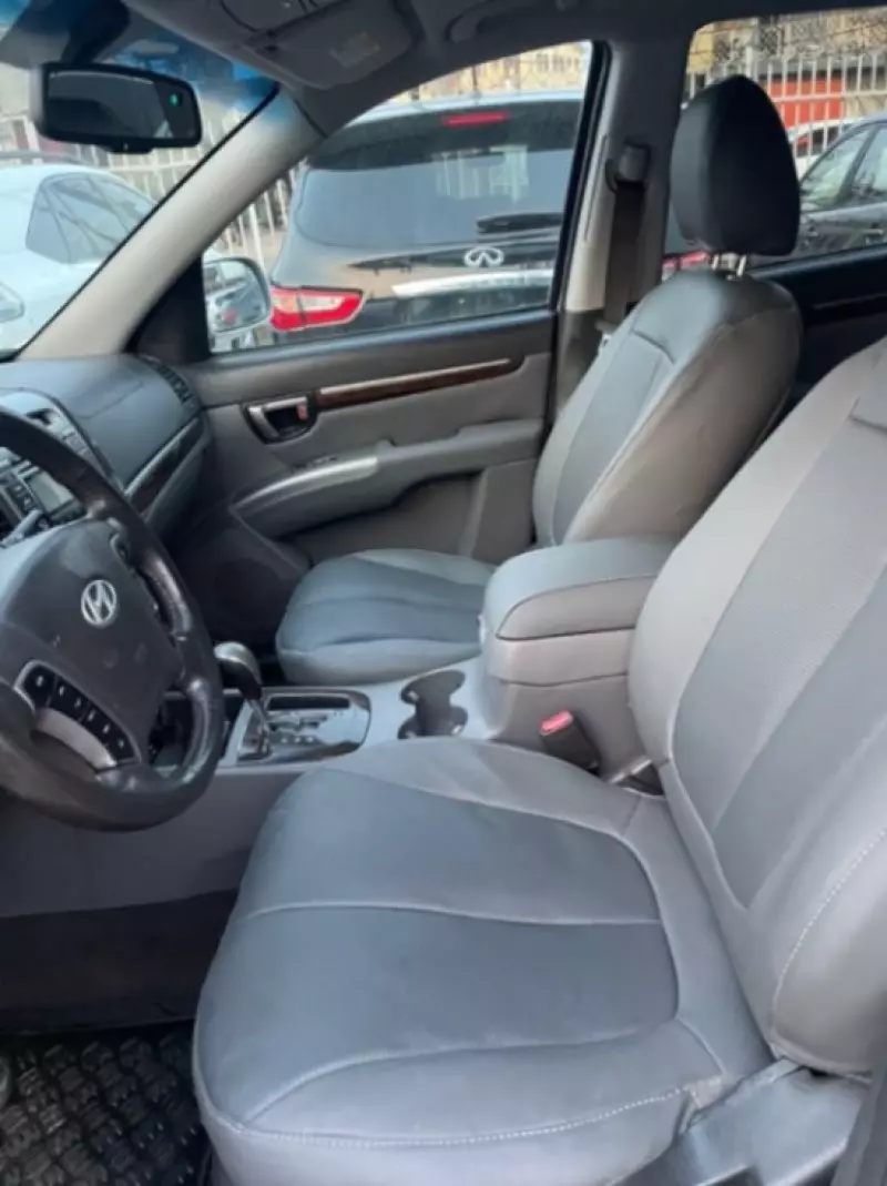 Hyundai Santa Fe   - 2012