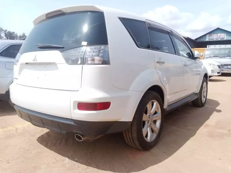 Mitsubishi OUTLANDER   - 2010