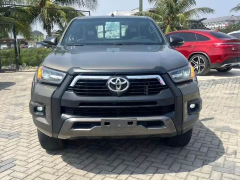 Toyota Hilux   - 2021