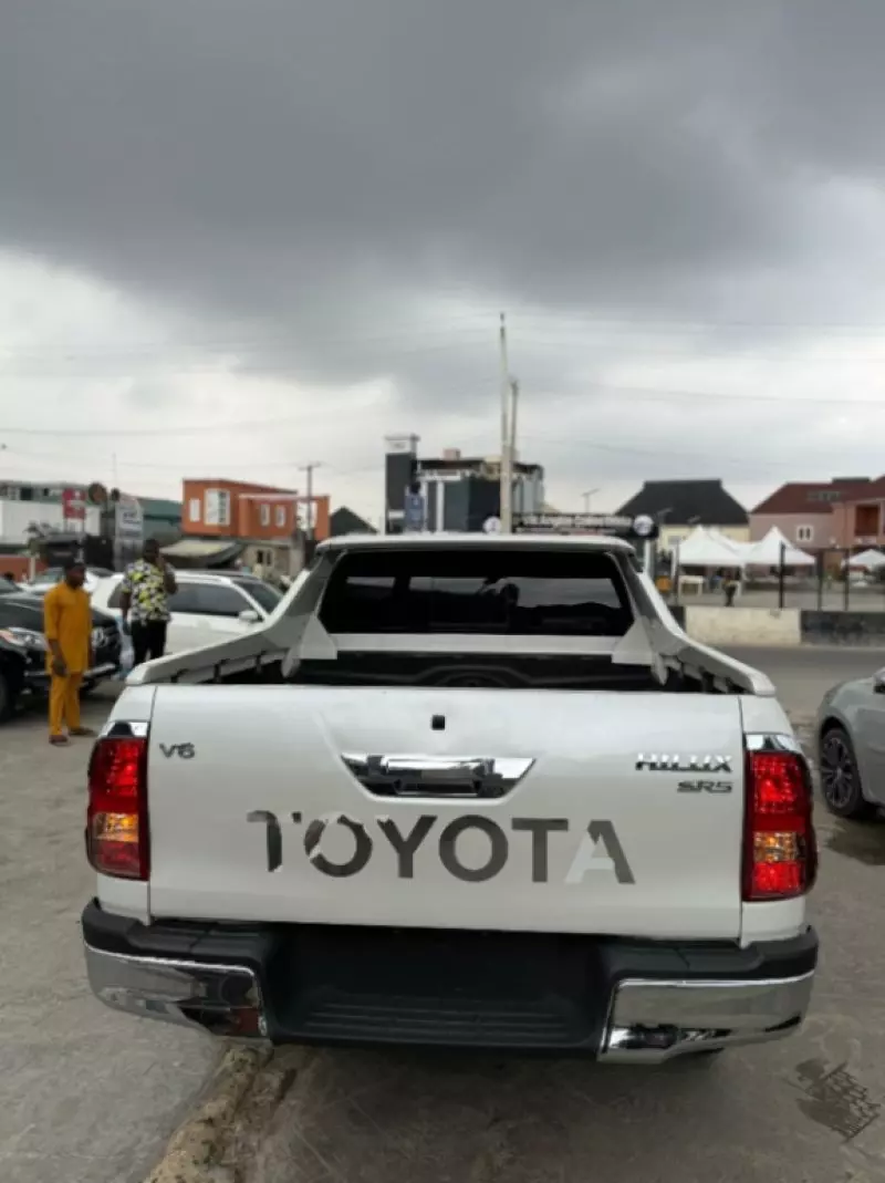 Toyota Hilux   - 2020