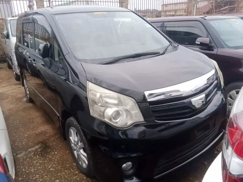 Toyota Noah   - 2012