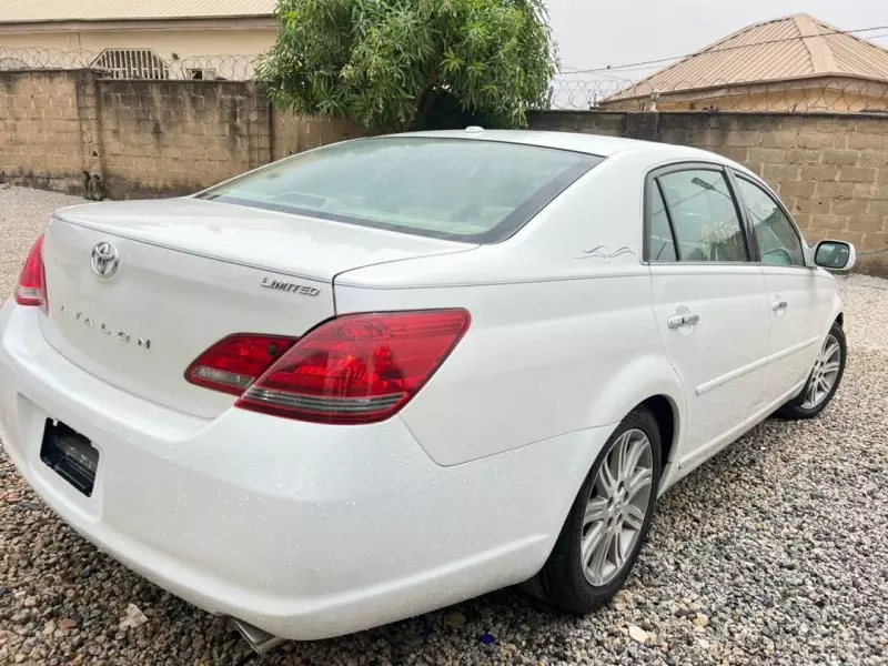 Toyota Avalon   - 2009