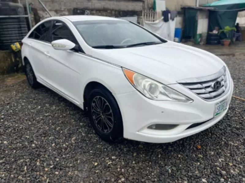 Hyundai Sonata   - 2012