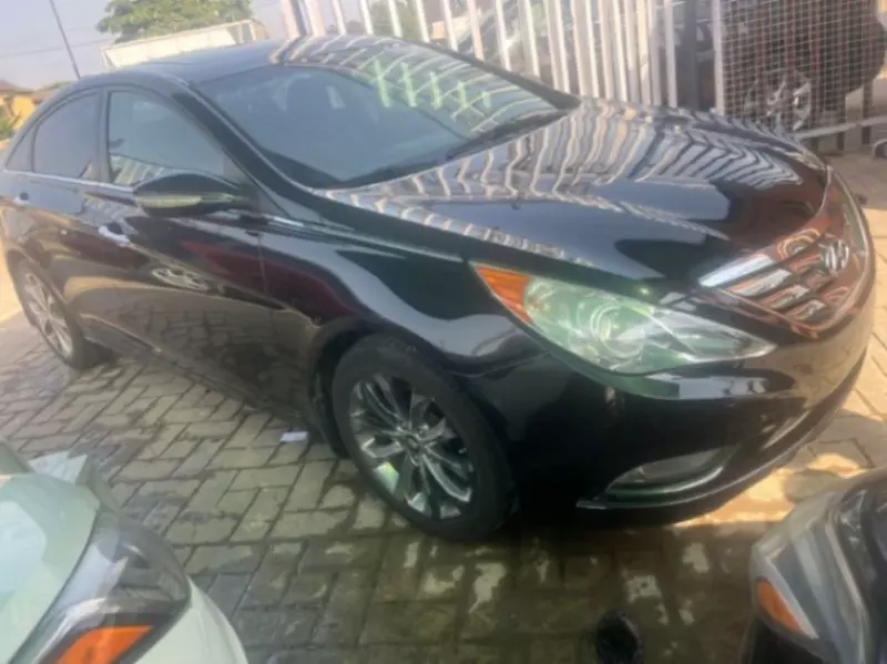 Hyundai Sonata   - 2011