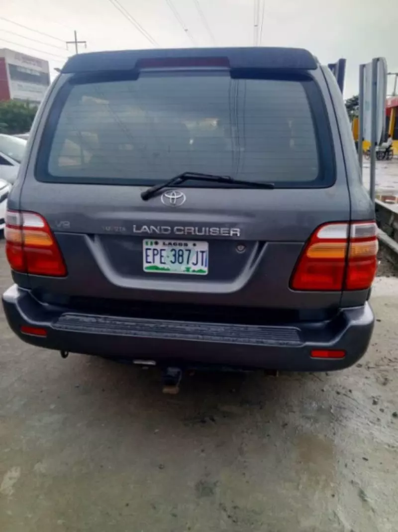 Toyota Land Cruiser   -