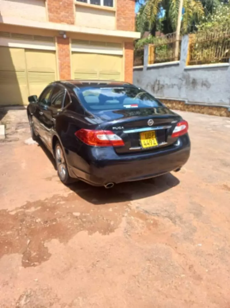 Nissan Fuga    - 2014