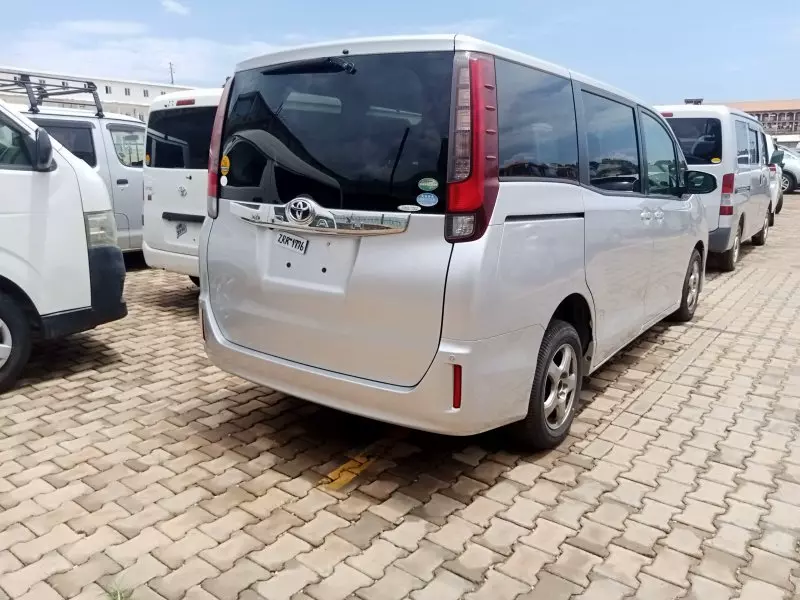 Toyota Noah   - 2015