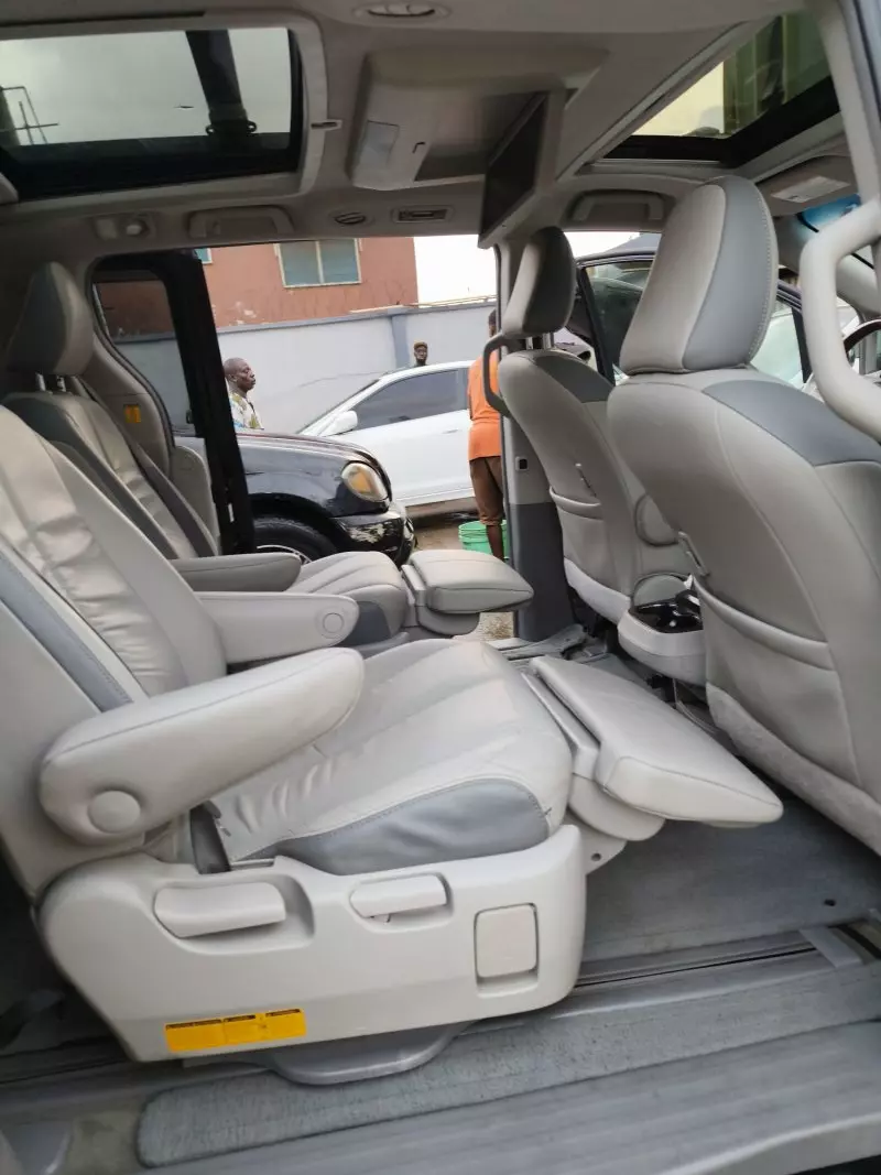 Toyota Sienna   - 2011