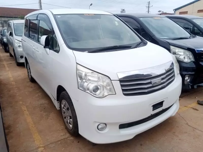 Toyota Noah   - 2012