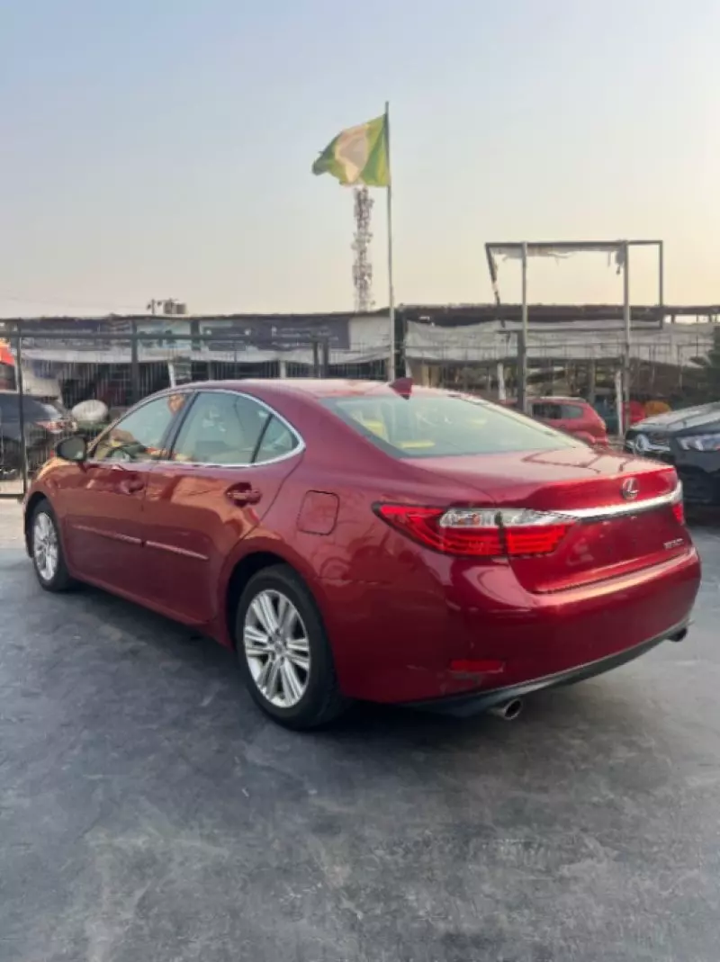 Lexus ES   - 2015