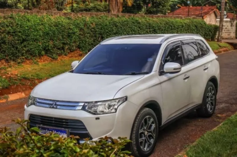 Mitsubishi Outlander GLX   - 2015