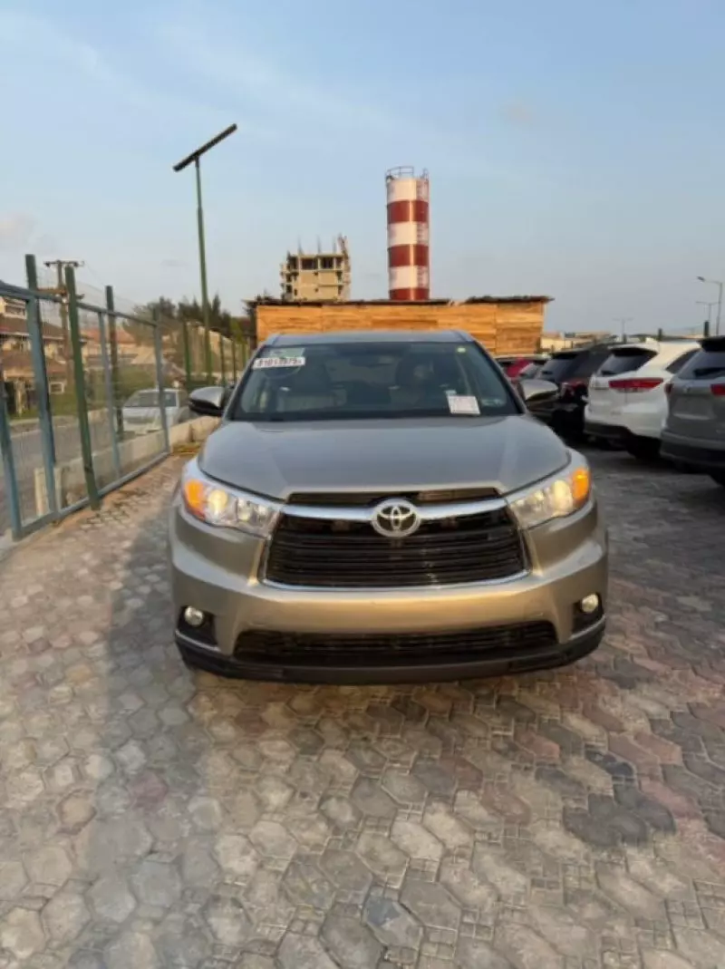 Toyota Highlander   - 2016