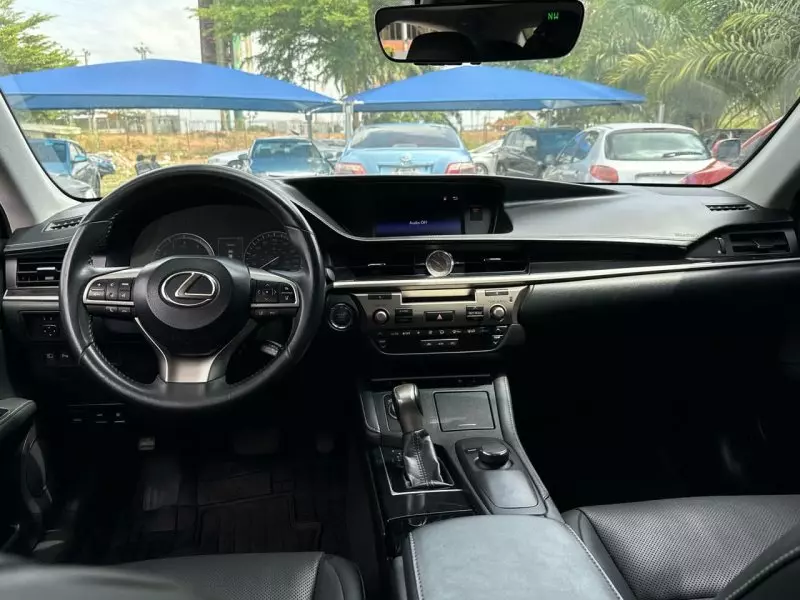 Lexus ES   - 2017
