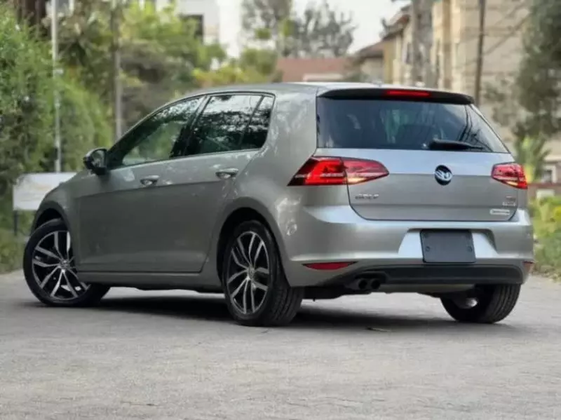 Volkswagen Golf   - 2017