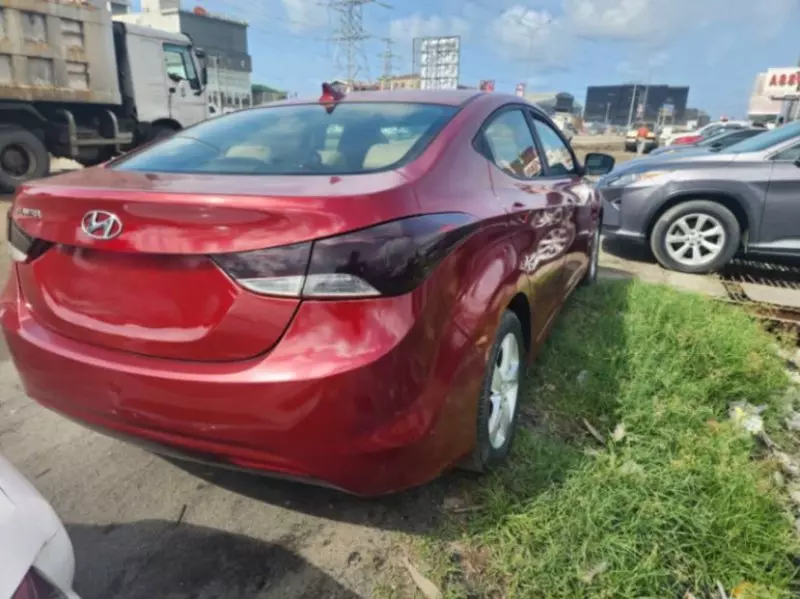 Hyundai Elantra   - 2012