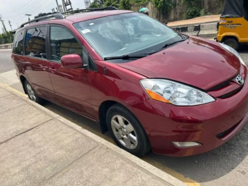 Toyota Sienna   - 2010