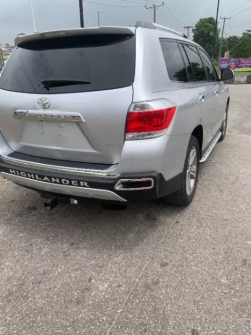 Toyota Highlander   - 2012