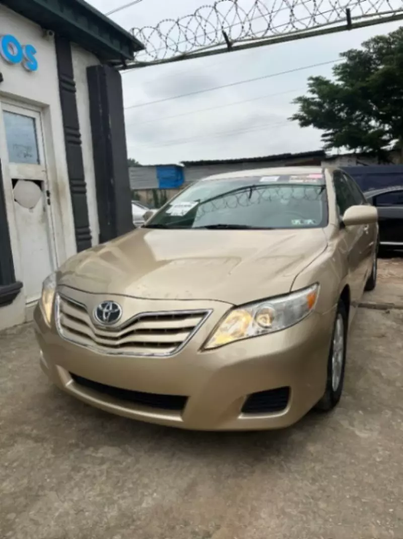 Toyota Camry   - 2011