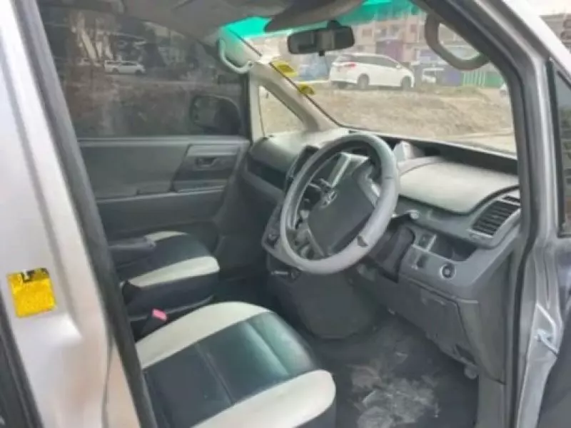 Toyota Noah   - 2009