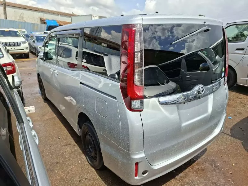 Toyota Noah   - 2014
