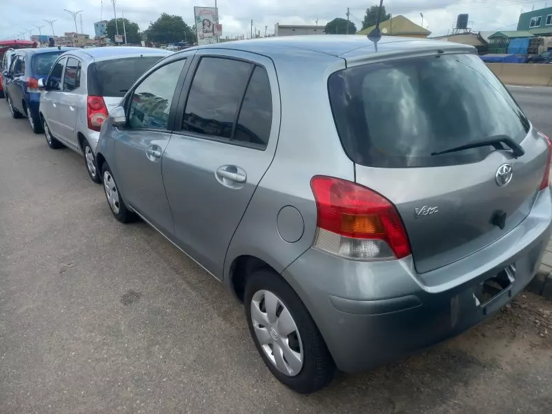 Toyota Vitz   - 2011