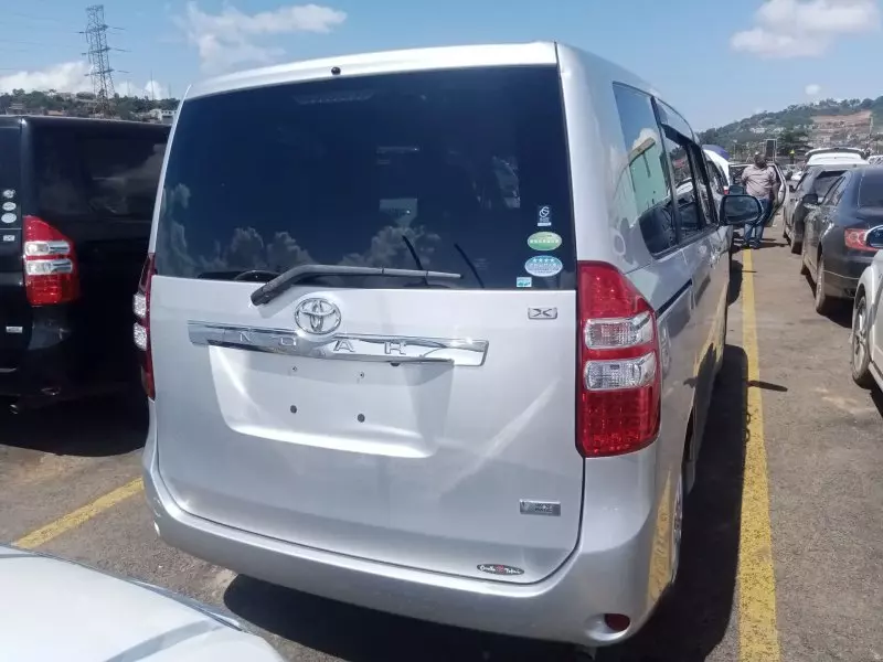 Toyota Noah   - 2012