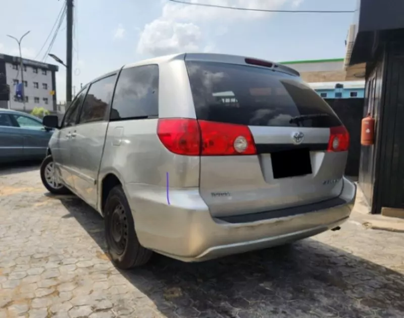 Toyota Sienna - 2010