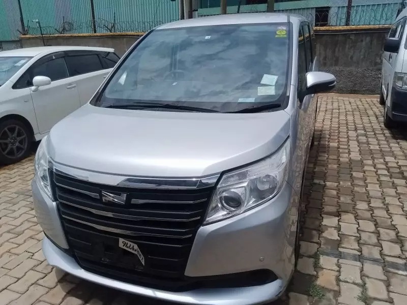 Toyota Noah   - 2015