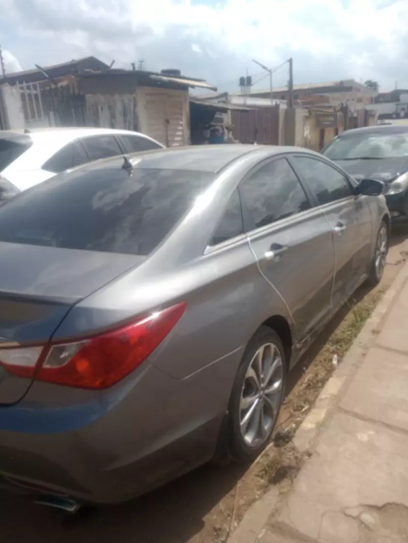 Hyundai Sonata   - 2012