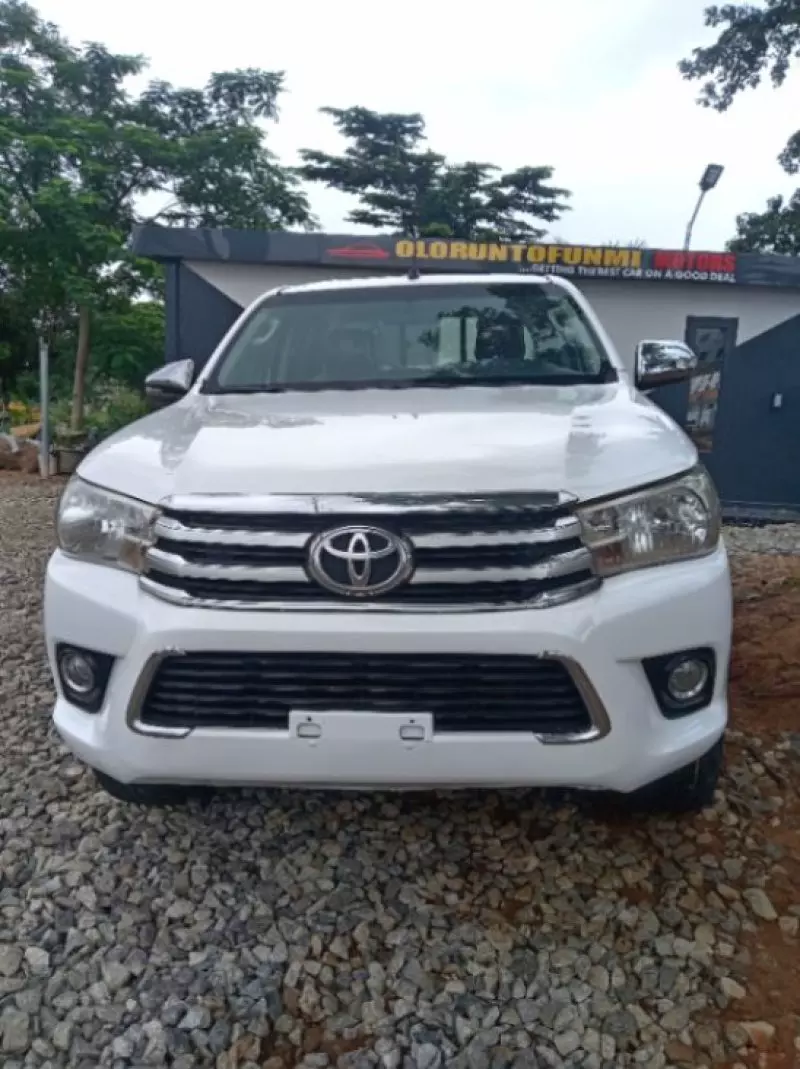 Toyota Hilux    - 2020