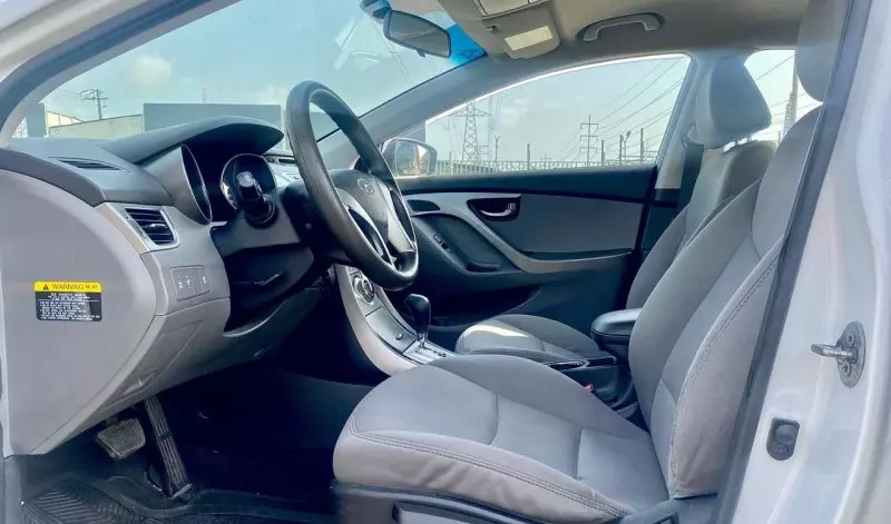 Hyundai Elantra   - 2012