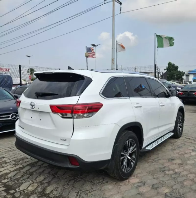 Toyota Highlander   - 2016