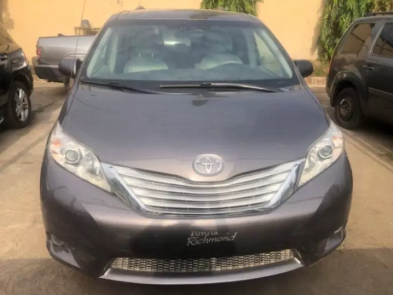 Toyota Sienna   - 2011