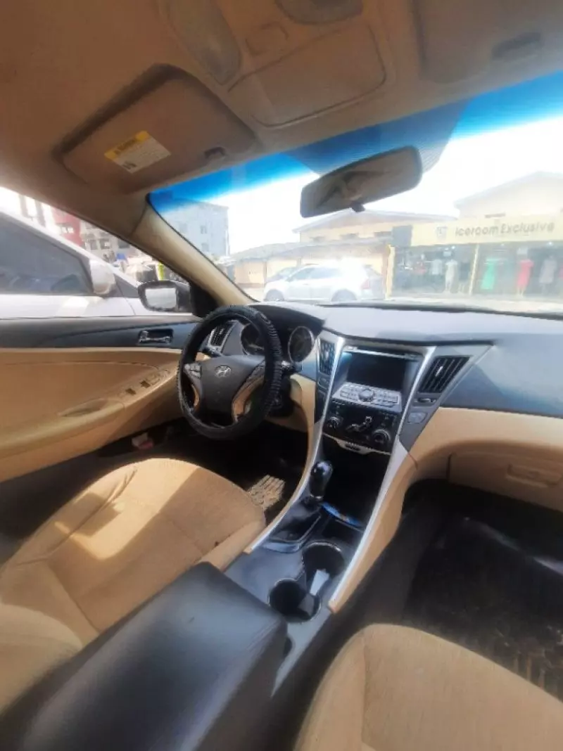 Hyundai Sonata   - 2011