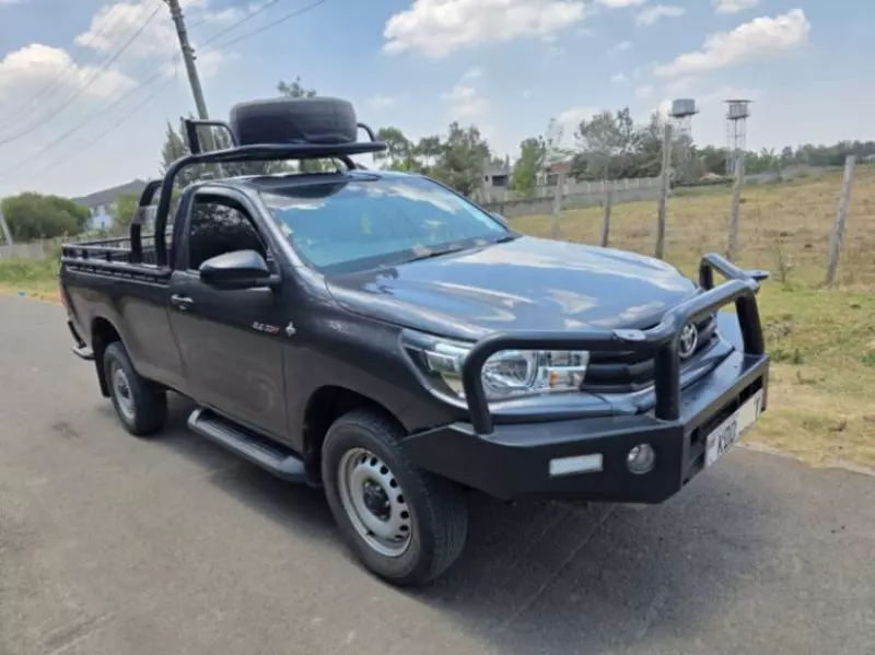 Toyota Hilux   - 2021