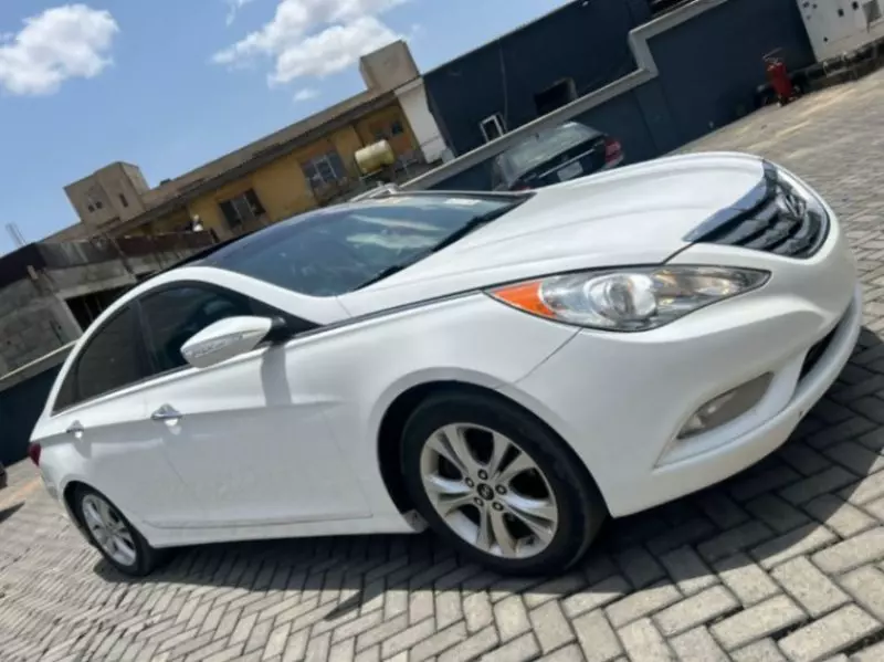 Hyundai Sonata   - 2012