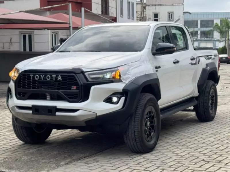 Toyota Hilux    - 2024