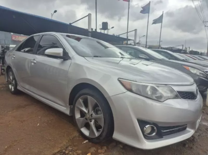 Toyota camry   - 2012