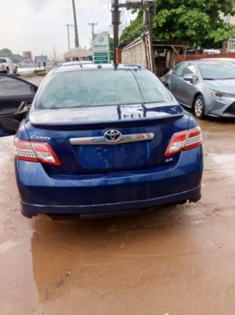 Toyota camry   - 2010