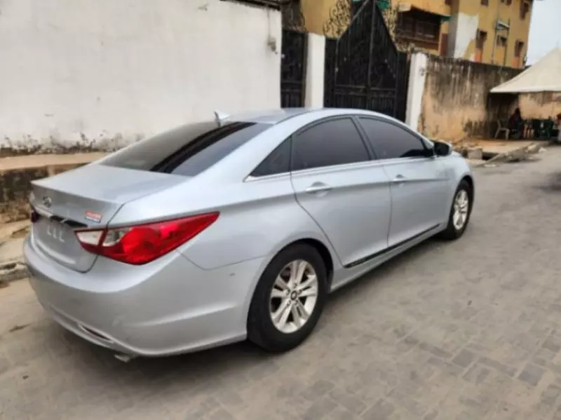 Hyundai Sonata   - 2011