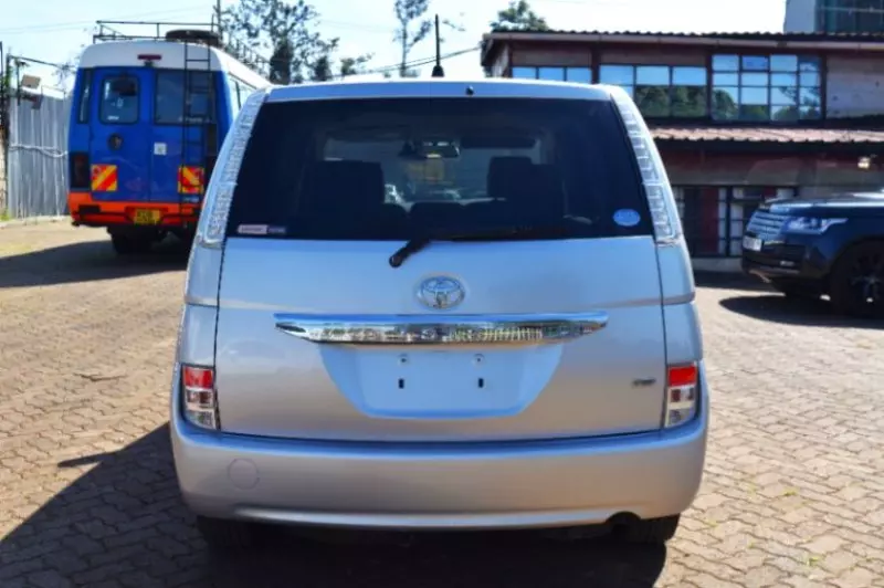 Toyota Isis    - 2017