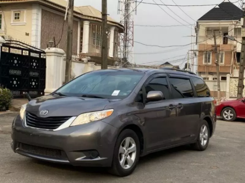 Toyota Sienna   - 2011