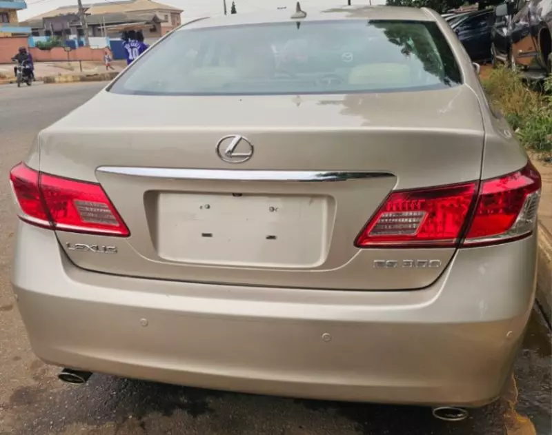Lexus ES 350   - 2010