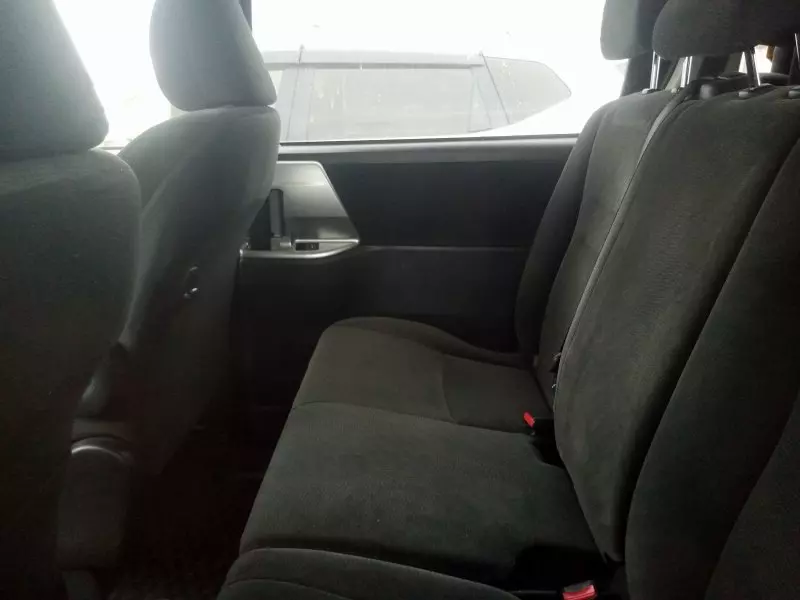 Toyota Noah   - 2012