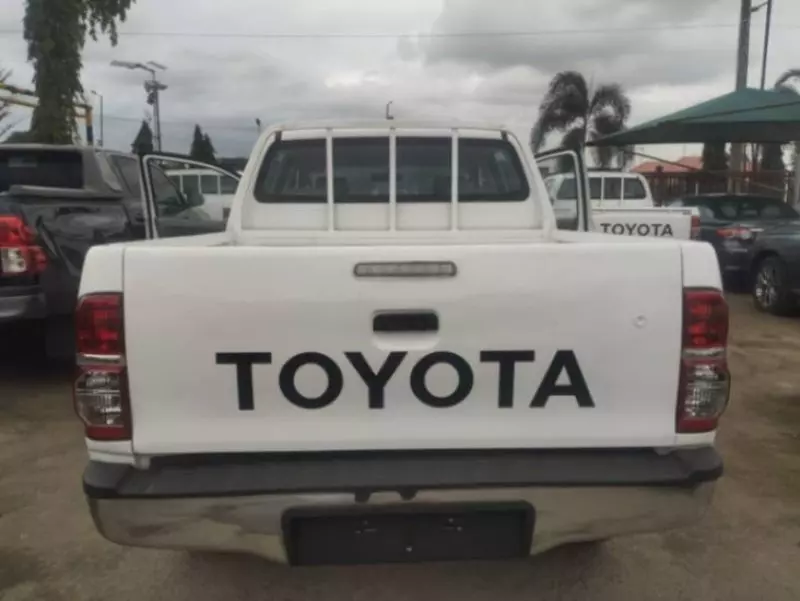 Toyota Hilux    - 2010