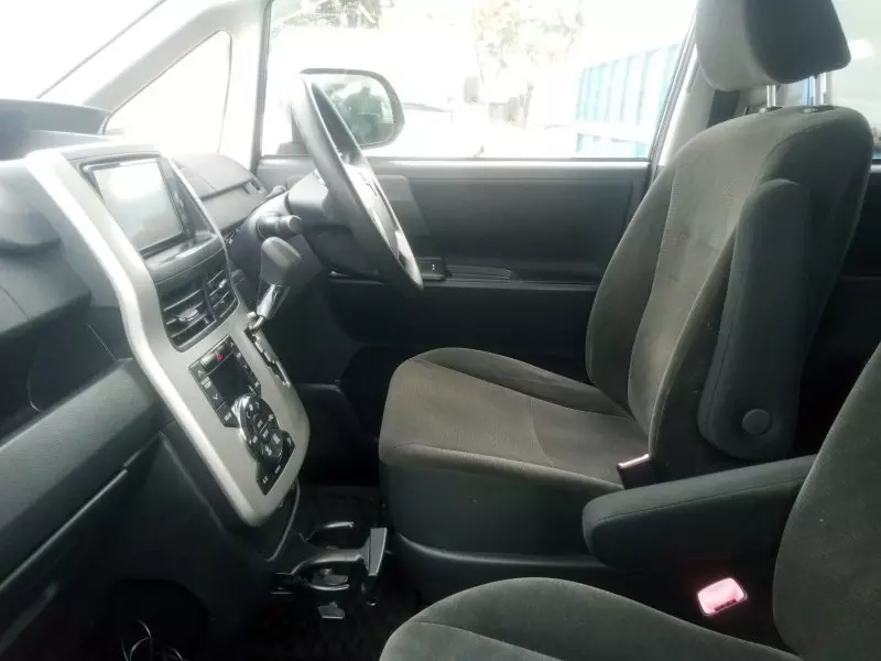 Toyota Noah   - 2012